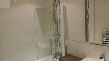 Combined shower/bathtub, hair dryer, towels, soap