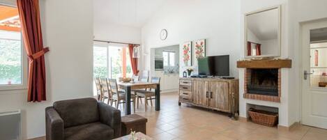 Fernseher, Kamin, DVD-Player, Stereoanlage