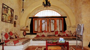 Romantic Villa, 4 Bedrooms | Living room | Flat-screen TV, fireplace - Tunis Lake View (Yusuf as-Sidiq)