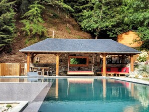 Una piscina al aire libre, una piscina climatizada