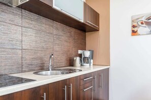 Kühlschrank, Herdplatte, Wasserkocher mit Kaffee-/Teezubehör