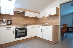 Fridge, oven, stovetop, coffee/tea maker