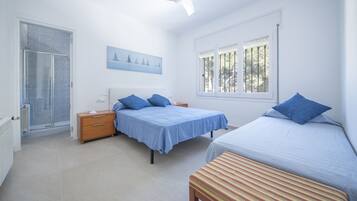 7 habitaciones, caja de seguridad en la habitación y escritorio