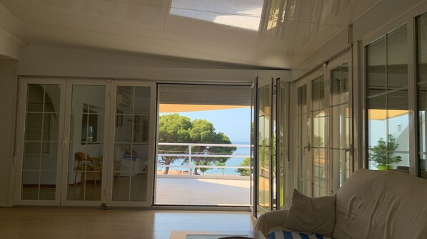 Smart TV, DVD player, books, offices