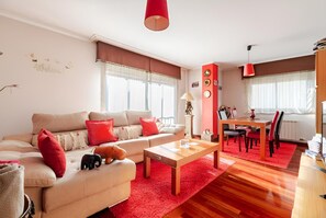 Smart-TV, bøker og stereoanlegg