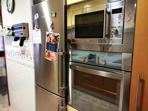 Geladeira, micro-ondas, fogão, cooktop