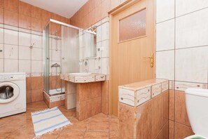 Shower, hair dryer, towels, shampoo