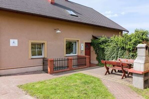 Outdoor dining - Dom Bursztyn | Ground Floor Apartment | 2 Bedrooms (Kolczewo)