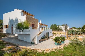 Exterior - CAN JON Family home with a pool and barbecue, 1.8 km from Cala Vadella Beach (Sant Josep de Sa Talaia)