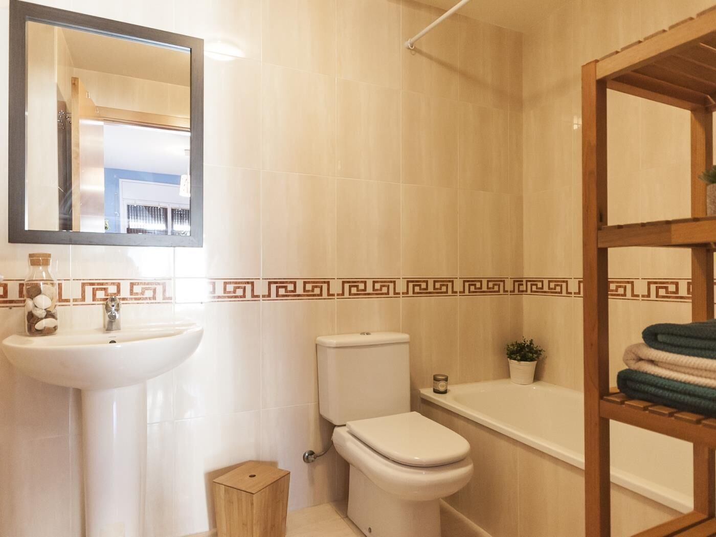 Een badkamer met een wastafel, toilet en bad.