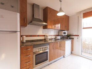 Kjøleskap, mikrobølgeovn, ovn og oppvaskmaskin