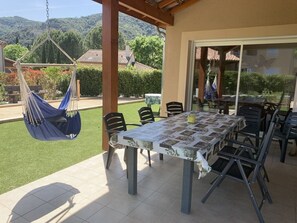 Outdoor dining - Villa des Montagnes for 8 people with private pool (Vallon-Pont-d'Arc)