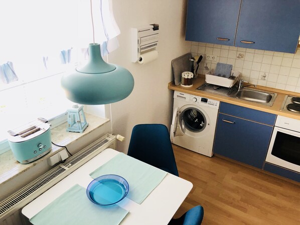 Réfrigérateur, un four, surface de cuisson, cafetière-théière