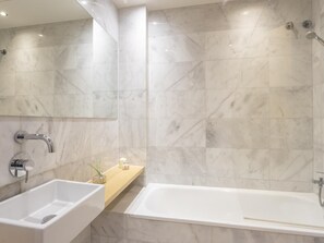 シャワー付き浴槽、ヘアドライヤー、タオル、シャンプー