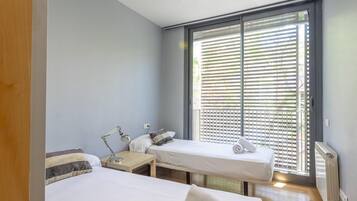 2 chambres, coffres-forts dans les chambres, fer et planche Ă  repasser