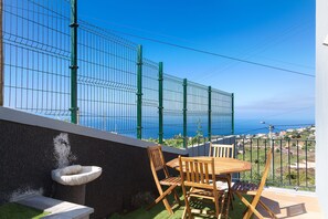 Outdoor dining - Casa do Serrado, homely feeling (ponta do sol)