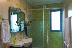Shower, towels - Casa do Serrado, homely feeling (ponta do sol)