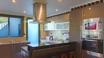Refrigerador, microondas, horno y parrilla de estufa