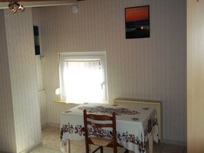 2 bedrooms, iron/ironing board, free WiFi