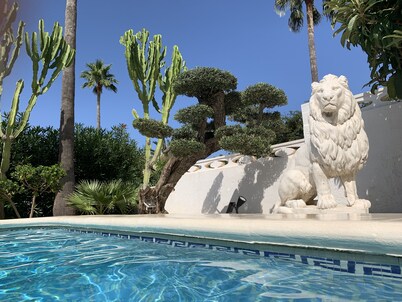  con piscina privada y jacuzzi privado al aire libre en una ubicación tranquila y céntrica