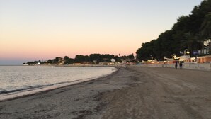 Een strand met een zandstrand en een rustige zee.