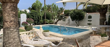 Alberca al aire libre y alberca climatizada