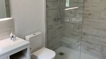 Kombination af bruser/badekar, hårtørrer, håndklæder, Shampoo