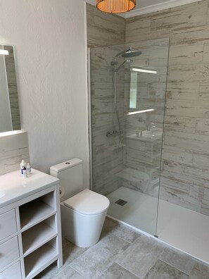 Kombination af bruser/badekar, hårtørrer, håndklæder, Shampoo