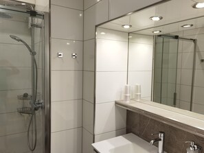 Douche, séchoir à cheveux, serviettes fournies, savon