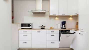 Kühlschrank, Mikrowelle, Herdplatte, Geschirrspüler