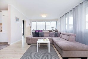 TV - Pegaz 30 | Świnoujście | Subtle Grey Apartment | Balcony (Swinoujscie)