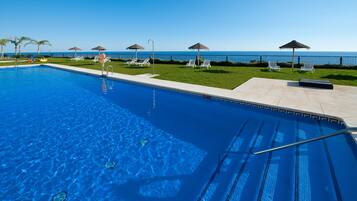 Piscina a l'aire lliure i gandules