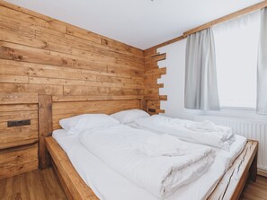1 Schlafzimmer, Reisekinderbett, kostenloses WLAN, Bettwäsche