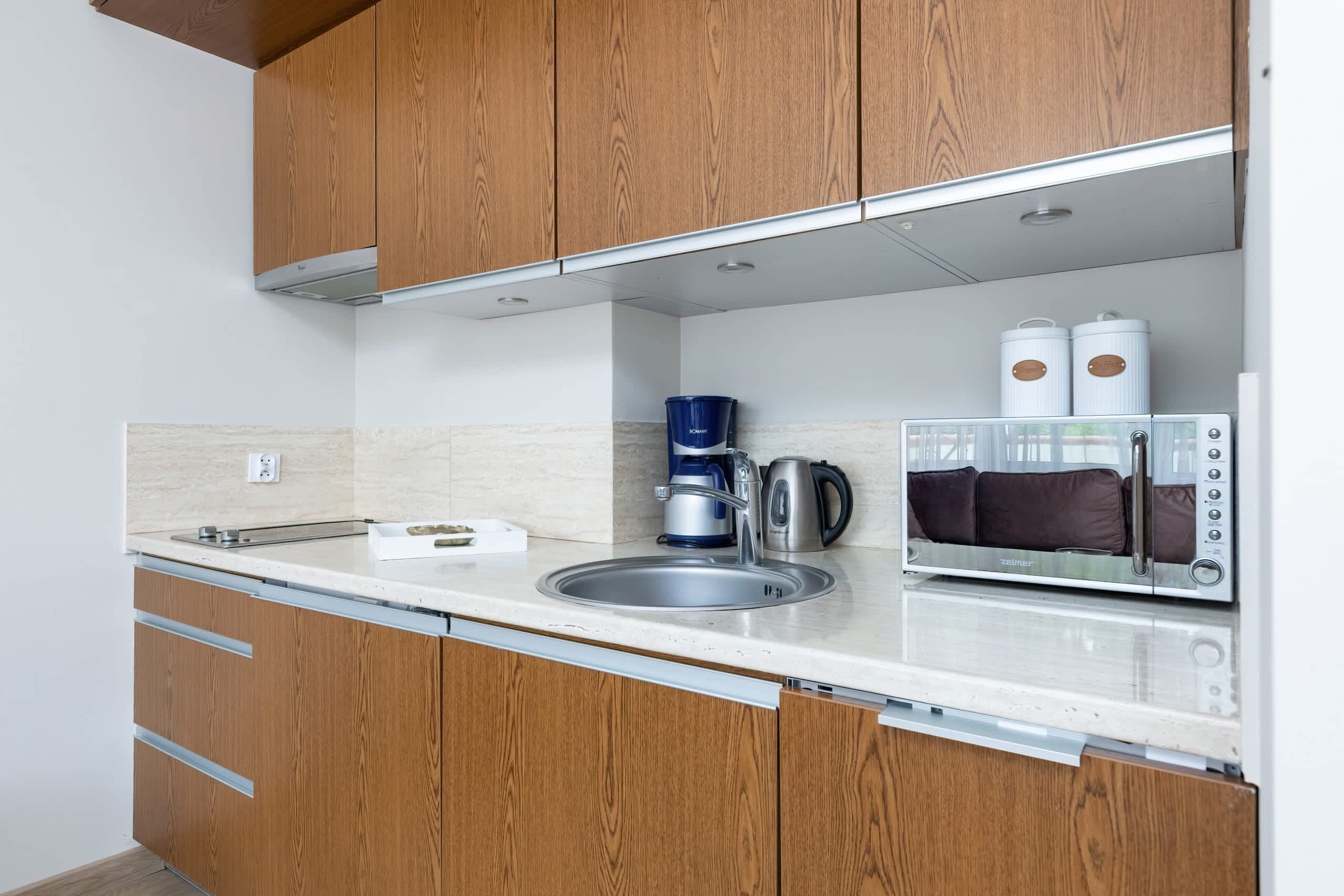 Coffee/tea maker, fridge, microwave, stovetop