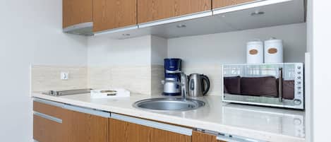 Coffee/tea maker, fridge, microwave, stovetop