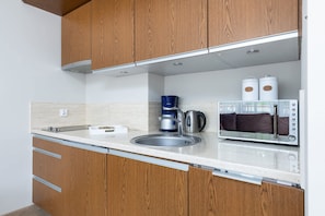 Wasserkocher mit Kaffee-/Teezubehör, Kühlschrank, Mikrowelle, Herdplatte