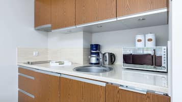 Kylskåp, mikrovågsugn, spishäll och diskmaskin