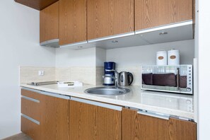 Frigorífico, microondas, placa de cocina y lavavajillas