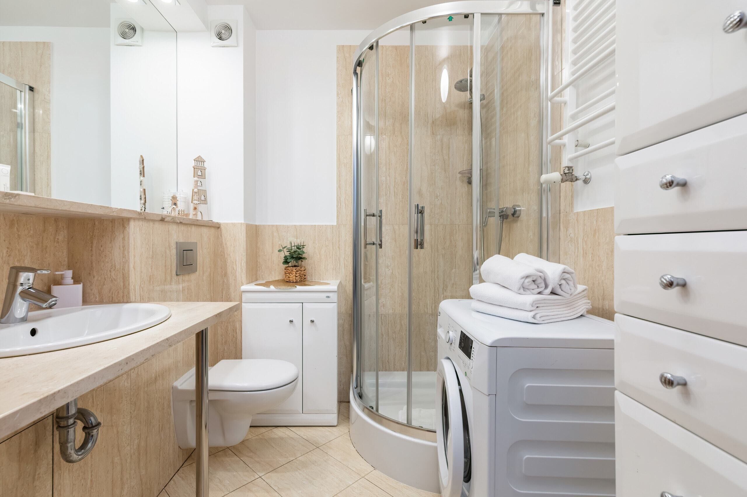 Douche, serviettes fournies, shampooing