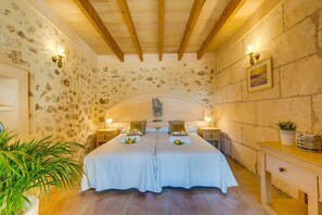 3 slaapkamers, een strijkplank/strijkijzer, gratis wifi, beddengoed