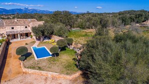 Une villa avec piscine, espace extérieur aménagé et vue sur les montagnes.