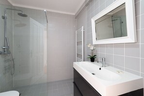 Duschwanne, kostenlose Toilettenartikel, Haartrockner, Bidet