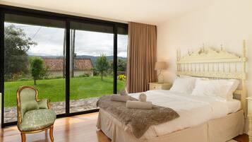 3 slaapkamers, een bureau, geluiddichte muren