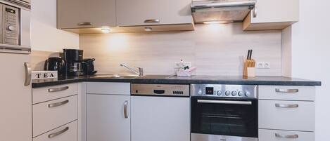 Køleskab, mikrobølgeovn, ovn, kogeplade