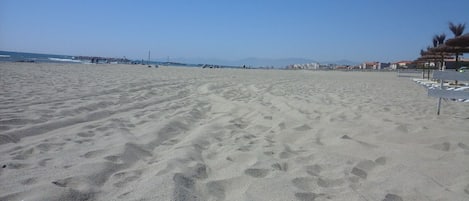 Plage à proximité, chaises longues