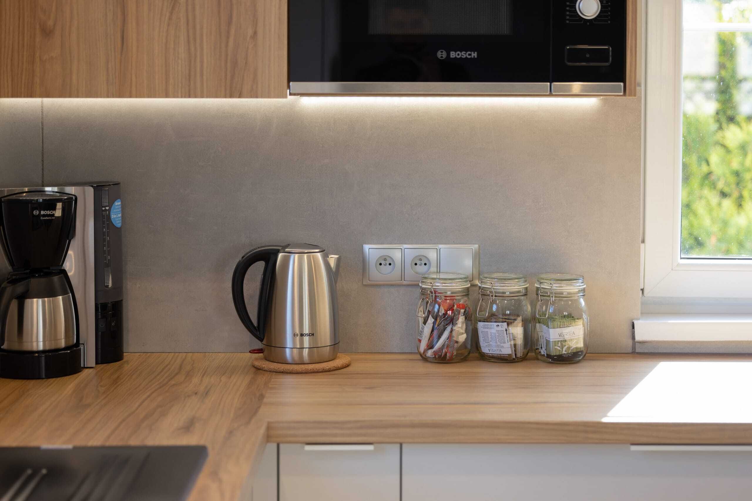 Coffee/tea maker, fridge, microwave, oven