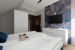 3 bedrooms, iron/ironing board, bed sheets