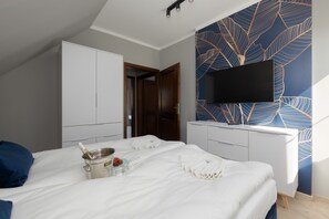 3 bedrooms, iron/ironing board, bed sheets