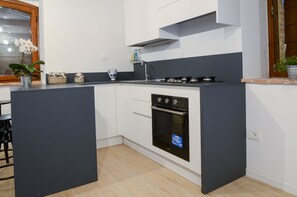 Frigorifero, forno, piano cottura, macchina per tè/caffè