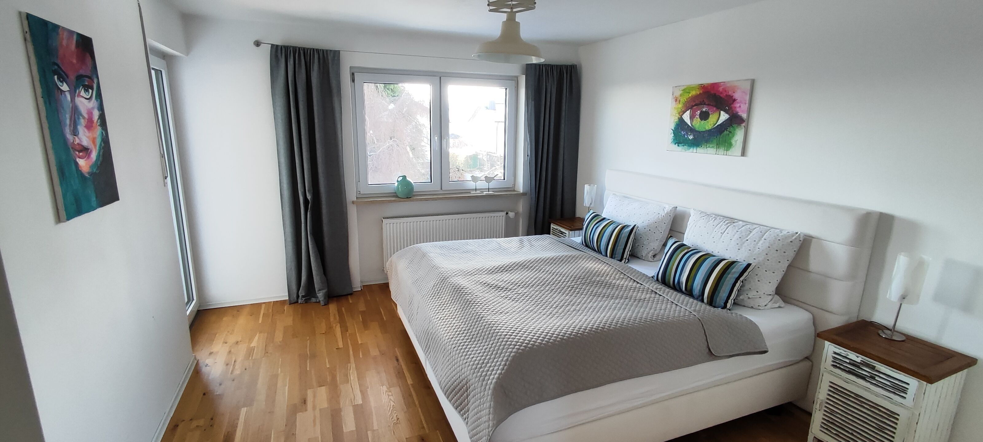 3 slaapkamers, een strijkplank/strijkijzer, reisbedje, gratis wifi